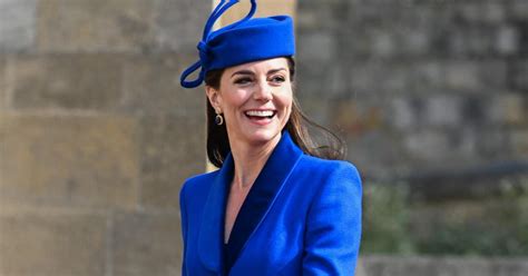 Kate Middleton, espectacular, irradia elegancia con un maxi abrigo azu.